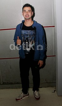 Raffi Ahmad tampil dibalut kaus dan celana hitam serta jaket biru dan sepatu abu-abu merah. Gus Mun/detikHOT.