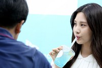 Seohyun tampak menikmati minumannya. TenAsia/Paeng Hyun-joon.