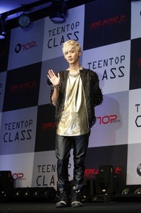 Chunji tampil dengan blouse gold yang dipadukan dengan jaket hitam dengan detail payet. TenAsia/Gue Hye-jung.