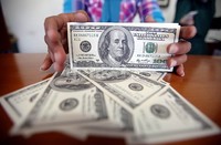 Sampai siang ini dolar AS melemah hingga berada di posisi Rp 10.900 per dolar AS, bandingkan dengan posisi perdagangan kemarin Rp 10.930 per dolar AS.