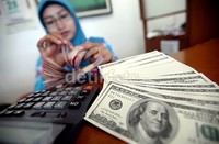 Sementara di situs resmi Bank Central Asia (BCA), kurs beli dolar AS berada di Rp 11.250 per dolar AS sedangkan kurs jual Rp 11.750 per dolar AS.