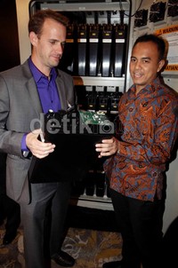 Rama Datau (Direktur PT Mitra Raharja Sejahtera) sebagai produsennya di Indonesia yang ditunjuk langsung oleh Fluidic Energy asal Amerika melihat produknya bersama Cody Friesen selaku Chief Technical Officer dan Pendiri Fluidic.