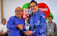 Direktur Keuangan dan Administrasi PT Rekayasa Industri (Rekind) Hendradi Gunarso Rekind (kanan) menerima trofi dari Deputi Menneg BUMN Bidang Usaha Infrastruktur dan Logistik Wahyu Wibowo (kiri) saat BUMN Marketing Award 2013. (dok. Rekind)