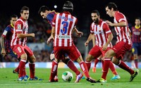 Empat pemain Atletico Madrid mengepung Messi. Getty Images/David Ramos.