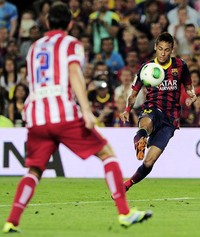 Neymar mengontrol bola. Dalam pertandingan ini Barca mencatat satu shot on goal dari delapan percobaan. AFP/Josep Lago.