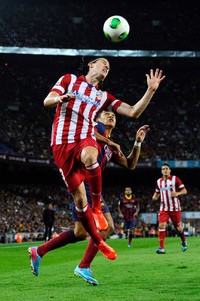 Filipe Luis berebut bola dengan Alexis Sanchez. Pada pertandingan ini Filipe Luis mendapat kartu merah karena menyikut Dani Alves. Getty Images/David Ramos.