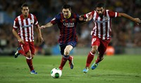 Arda Turan mengawal ketat Messi. Pada pertandingan ini Arda juga mendapat kartu merah karena protes terlalu keras kepada wasit. Reuters/Juan Medina.