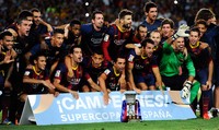 Barca pun berhak membawa pulang trofi Piala Super Spanyol. Ini adalah gelar pertama untuk Gerardo Martino yang baru menjabat sebagai pelatih Los Cules musim ini. Getty Images/David Ramos.