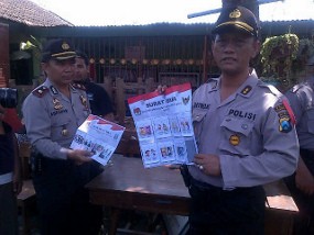 Seorang Pemuda Tempeli Surat Suara dengan Gambar Kartun