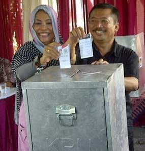 Dikawal Pramono Anung, Bambang DH Nyoblos di TPS 07 Pagesangan