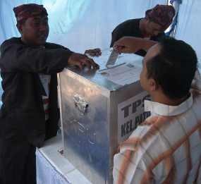 Petugas KPPS di Situbondo Berseragam Ala Sakera