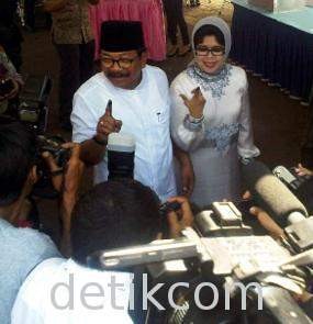 Nyoblos di TPS 26, Pakde Karwo dan Keluarga Pilih Naik Alphard 