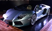 Dengan kurs sekarang, mobil ini dibandrol hampir Rp 12 miliar.