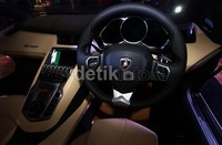 Bicara soal desain interior, jelas pabrikan Italia yang satu ini ingin menunjukkan bahwa mobil sport car yang satu ini memang layak disebut sebagai sport car premium.