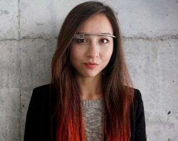     Terkait posisinya sebagai Marketing Manager Google Glass, Rosenberg kerap tampil mempromosikan kacamata pintar tersebut. (kredit foto: ibtimes)