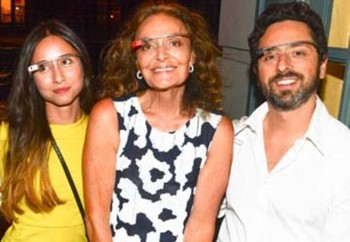 Amanda beberapa kali terlihat bersama Sergey Brin. Dalam foto di atas, Brin di sebelah kiri dan Amanda di sebelah kanan hadir dalam acara promosi Google Glass. (kredit foto: ist)