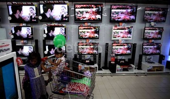 Pengunjung melihat produk elektronik di salah satu toko di Jakarta Hingga saat ini nilai tukar dolar Amerika terhadap rupiah berkisar di angka Rp 11.000 dari yang sebelumnya biasa berkutat di angka Rp 9.000.
