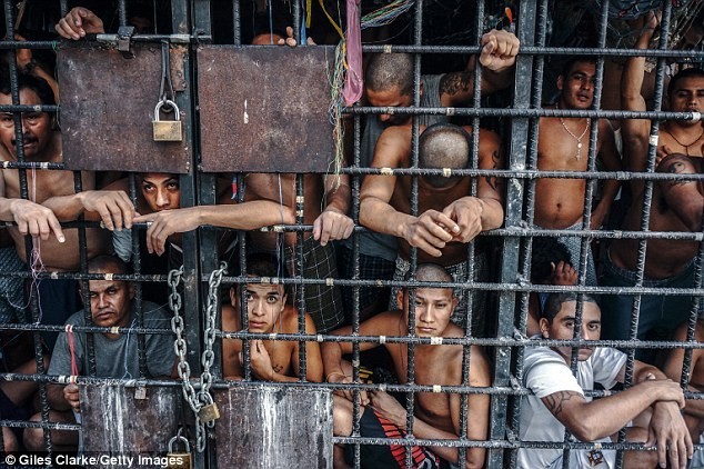 10 Foto Mengerikan dari Kandang Geng Berbahaya di El Salvador