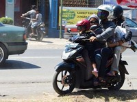 Rodanya dua tetapi penumpangnya 5 orang. Penumpangnya taat aturan dengan mengenakan helm, hanya satu anak yang tidak mengenakan helm.