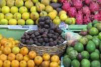 Aneka buah yang berwarna-warni membuat pasar ini asyik untuk dinikmati suasananya. Jeruk yang kuning, alpukat yang hijau, salak yang coklat, semua menghasilkan paduan warna menarik (Fitraya/detikTravel)
