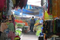 Pasar Brastagi menjual pernak-pernik dan aneka baju. Tapi utamanya, orang datang ke Pasar Brastagi karena sayur dan buah-buahan (Fitraya/detikTravel)