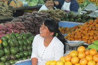 Seorang pedagang buah di Pasar Brastagi. Aneka buah menarik yang dijual di sana, menggoda orang untuk menjelajah setiap sudut pasarnya (Fitraya/detikTravel)