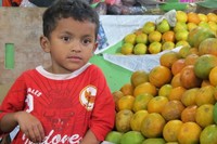 Seorang anak pedagang buah. Saat berfoto di Pasar Brastagi, tidak ada salahnya meminta izin karena mungkin ada pedagang yang sebenarnya tidak mau difoto (Fitraya/detikTravel)