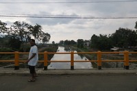 Wisatawan tidak hanya bisa pergi ke Pulau Samosir menggunakan perahu. Ada jalan darat menuju Pulau Samosir lewat daerah Pangururan. Sumatera dengan Pulau Samosir bisa dihubungkan melalui jembatan bernama Tano Ponggol (Fitraya/detikTravel)
