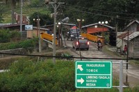 Jembatan ini panjangnya tidak sampai puluhan kilometer, melainkan sekitar 20 meter saja. Jembatan ini adalah satu-satunya jalan darat ke Pulau Samosir (Fitraya/detikTravel)