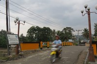 Warga mengatakan, tanpa jembatan ini tidak ada namanya Pulau Samosir. Belanda mengeruk kanal dan membangun jembatan ini, sehingga memutus Samosir dengan Sumatera yang dulunya satu daratan (Fitraya/detikTavel)