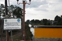 Namun, untuk sebuah jembatan yang sangat penting, Jembatan Tano Ponggol tidak terlihat istimewa. Jalanannya berupa aspal kasar, plang besi jembatan ada yang putus dan sungai di bawahnya terlihat mengalami pendangkalan akibat endapan lumpur (Fitraya/detikTravel)