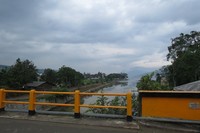 Untuk mencapai jembatan ini, wisatawan bisa menaiki mobil angkutan semacam Elf yang disebut Sampri, jurusan Medan (Padang Bulan) - Pangururan untuk perjalanan selama 6 jam dengan ongkos Rp 55.000 per orang (Fitraya/detikTravel)