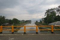 Sebenarnya, dengan perbaikan infrastruktur jalan, sungai dan jembatan, Tano Ponggol bisa dikemas menjadi objek wisata yang menarik. Jembatan sependek ini bisa menghubungkan Pulau Samosir nan luas dengan daratan Sumatera di Danau Toba (Fitraya/detikTravel)