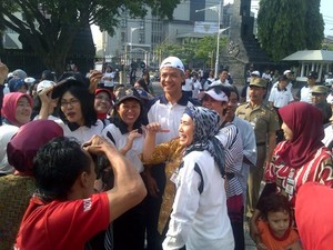 Pertama Kali Ngantor, Ganjar Jadi Rebutan PNS