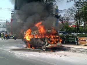 Mobil VW Combi Terbakar dan Meledak Setelah Isi Bensin di Semarang