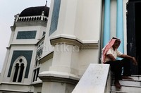 Masjid yang dirancang oleh Dingemans dari Amsterdam (dengan bentuk yang simetris jika dilihat dari keempat sisinya) memiliki gaya yang diambil dari budaya Timur Tengah, India, dan Spanyol.