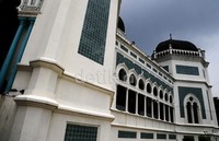 Masjid ini memiliki 4 sayap di setiap bagian, selatan, timur, utara dan barat yang berbentuk seperti bangunan utama namun berukuran lebih kecil.