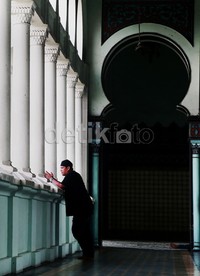 Konsep bangunan utama beserta bangunan sayap katanya merupakan konsep bangunan masjid kuno di Timur Tengah, di sana masjid dibangun dengan ruang tengah sebagai ruang utama (disebut sahn) dan empat sayap berupa gang beratap untuk berteduh (disebut mugatha/suntuh).