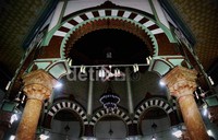 Hiasan di masjid ternyata bukan berupa kaligrafi melainkan ukiran bunga dan tumbuhan.