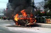 Api melalap VW Combi di depan SPBU Ahmad Yani Semarang.