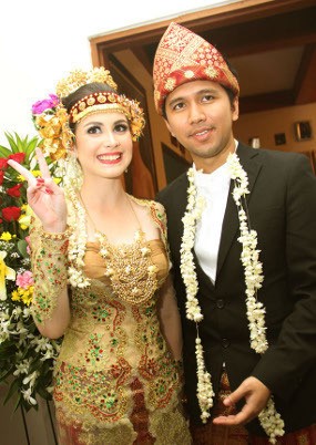 Emil Dardak Nikahi Arumi Bachsin dengan Mas Kawin Emas 30,8 Gram