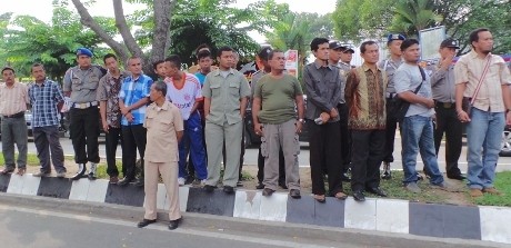 Warga Stabat Tonton Akad Nikah Bella Saphira dan Mayor Jenderal Agus 