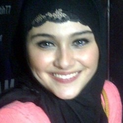 Zee Zee Shahab Berhijab, Keluarga Menangis