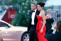 Bersama aktor George Clooney, Sandra Bullock hadir di lokasi acara. Andreas Rentz/Getty Images.