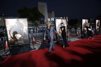 Romantis, Vin Diesel bersama kekasihnya Paloma Jimenez tiba di lokasi acara dan saling berpegangan tangan. REUTERS/Mario Anzuoni.
