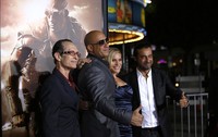 Aktor berumur 46 tahun itu juga sempat berfoto bersama sutradara David Twohy, Katee Sackhoff dan Jordi Molla. REUTERS/Mario Anzuoni.