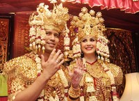 Emil dan Arumi memamerkan cincin pernikahan mereka. (noel/detikhot)