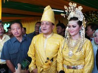 Bella Saphira dan Mayor Jenderal Agus melakukan jumpa pers setelah melakoni serangkaian acara adat.