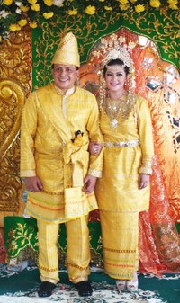 Bella Saphira dan Mayor Jenderal Agus berpose di pelaminan.
