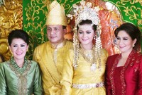 Bella Saphira dan Mayor Jenderal Agus berpose bersama para tamu.
